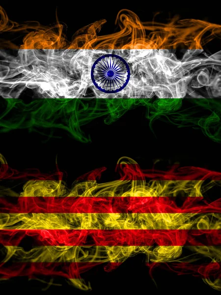 印度对西班牙 西班牙 加泰罗尼亚 塞尼拉烟熏神秘的旗帜并排放置 浓密的彩色丝状抽象烟旗 — 图库照片