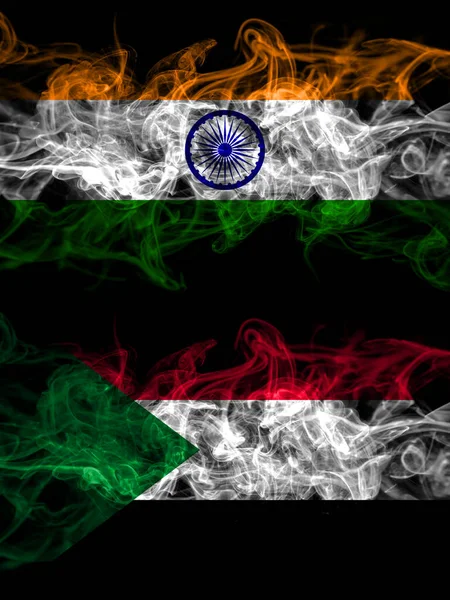 印度对苏丹 烟熏神秘的国旗并排放置 浓密的彩色丝状抽象烟旗 — 图库照片