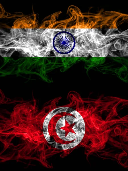 印度对突尼斯 烟熏神秘的国旗并排放置 浓密的彩色丝状抽象烟旗 — 图库照片