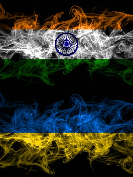 印度对乌克兰 乌克兰烟熏神秘旗并排放置 浓密的彩色丝状抽象烟旗 — 图库照片