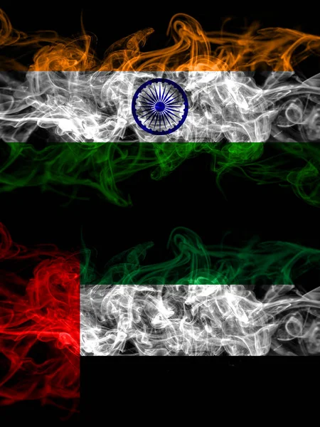 印度对阿拉伯联合酋长国 阿联酋烟熏神秘的国旗并排放置 浓密的彩色丝状抽象烟旗 — 图库照片