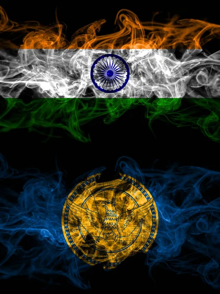 印度对美国 亚特兰大 佐治亚州并排放置的烟熏神秘主义旗帜 浓密的彩色丝状抽象烟旗 — 图库照片