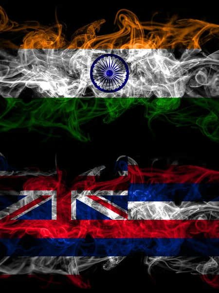 印度对美国 夏威夷 夏威夷烟雾般的神秘旗帜肩并肩放置 浓密的彩色丝状抽象烟旗 — 图库照片