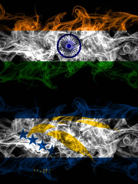印度对美国 约翰斯顿环礁 Johnston Atoll 的烟熏神秘旗肩并肩放置 浓密的彩色丝状抽象烟旗 — 图库照片