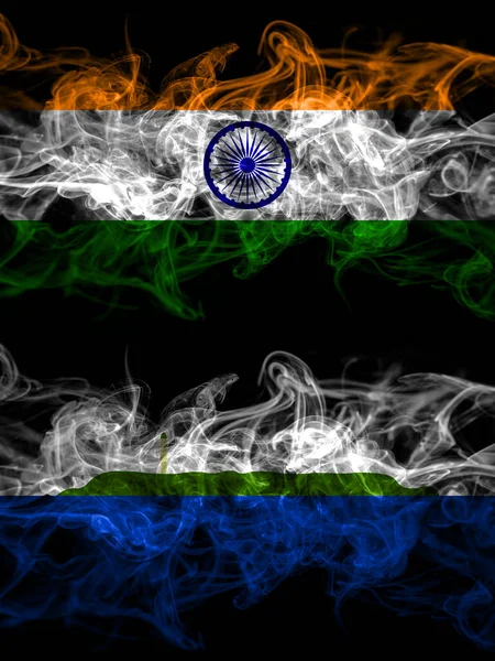 印度对美国 纳瓦萨岛烟熏神秘主义旗帜肩并肩放置 浓密的彩色丝状抽象烟旗 — 图库照片