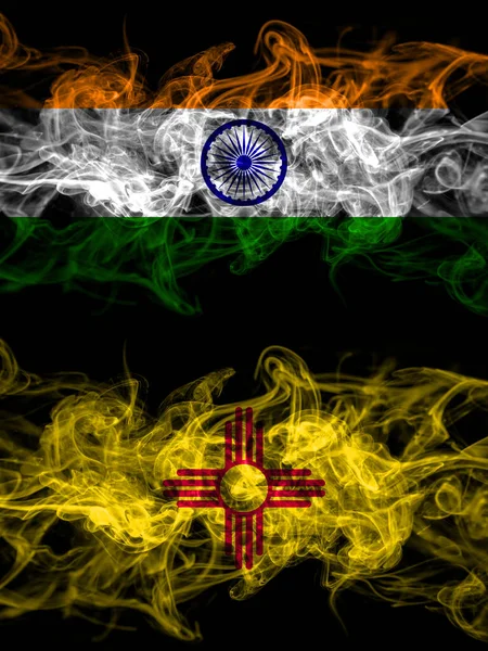 印度对美国 新墨西哥的烟熏神秘旗肩并肩放置 浓密的彩色丝状抽象烟旗 — 图库照片