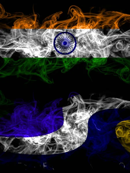 印度对美国 萨克拉门托 加州烟熏神秘主义旗帜并排放置 浓密的彩色丝状抽象烟旗 — 图库照片