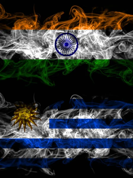 インド インド対ウルグアイ ウルグアイの煙霧の旗が並んで配置されます 濃い色の絹のような抽象的な煙のフラグ — ストック写真