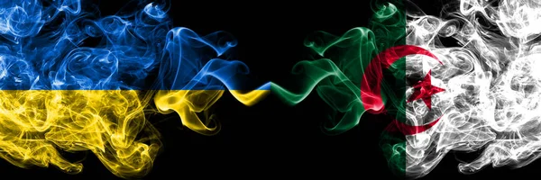 乌克兰 乌克兰对阿尔及利亚 阿尔及利亚烟熏神秘的旗帜肩并肩放在一起 浓密的彩色丝状抽象烟雾旗 — 图库照片