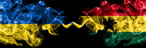 乌克兰 乌克兰对加纳 加纳烟熏神秘的旗帜并排放置 浓密的彩色丝状抽象烟雾旗 — 图库照片