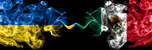 乌克兰 乌克兰对墨西哥 墨西哥烟熏神秘的国旗并排放置 浓密的彩色丝状抽象烟雾旗 — 图库照片