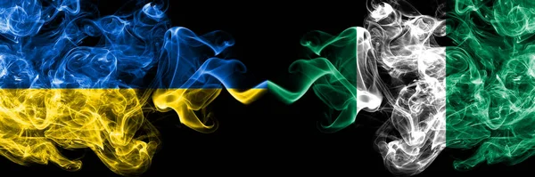 乌克兰 乌克兰对尼日利亚 尼日利亚烟熏神秘旗并排放置 浓密的彩色丝状抽象烟雾旗 — 图库照片