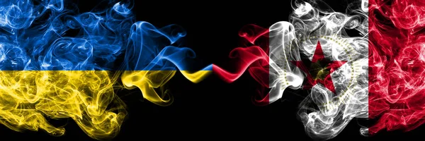 乌克兰 乌克兰对美利坚合众国 伯明翰 阿拉巴马的烟熏神秘旗肩并肩放置 浓密的彩色丝状抽象烟雾旗 — 图库照片