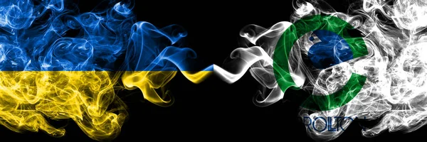 乌克兰 乌克兰对美国 卡罗尔顿 得克萨斯州烟熏的神秘旗肩并肩放置 浓密的彩色丝状抽象烟雾旗 — 图库照片