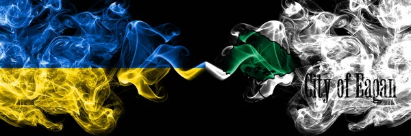 乌克兰 乌克兰对美利坚合众国 明尼苏达州烟熏神秘主义旗帜肩并肩放置 浓密的彩色丝状抽象烟雾旗 — 图库照片