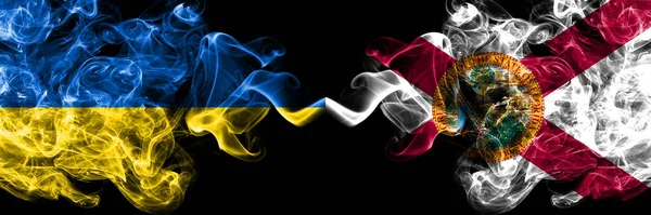 乌克兰 乌克兰对美利坚合众国 佛罗里达州的烟熏神秘旗肩并肩放置 浓密的彩色丝状抽象烟雾旗 — 图库照片