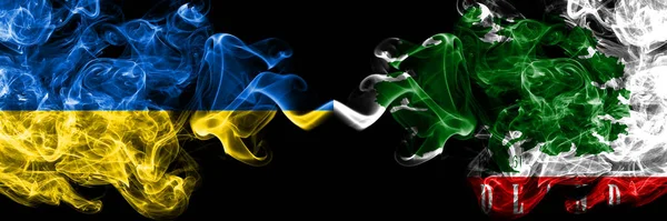 乌克兰 乌克兰对美利坚合众国 加州烟熏的神秘旗肩并肩放置 浓密的彩色丝状抽象烟雾旗 — 图库照片
