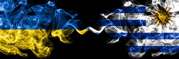ウクライナ ウクライナ対ウルグアイ ウルグアイの煙霧の旗が並んで配置されます 濃い色の絹のような抽象的な煙のフラグ — ストック写真