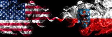 Amerika Birleşik Devletleri, Amerika, ABD, Amerikan, Geremany Thuringia 'ya karşı devletin dumanlı mistik bayrakları yan yana. Kalın renkli ipeksi soyut duman bayrakları.