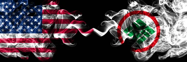 アメリカ アメリカ アメリカ アメリカ アメリカ対日本 赤井川 北海道 尻別に配置された神秘的な煙のフラグ 濃い色の絹のような抽象的な煙のフラグ — ストック写真