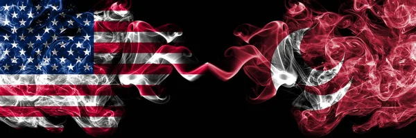 アメリカ アメリカ アメリカ アメリカ アメリカ対日本 広島県の煙霧の神秘的な旗が並んで配置されます 濃い色の絹のような抽象的な煙のフラグ — ストック写真