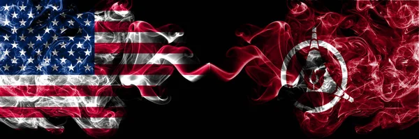 アメリカ アメリカ アメリカ アメリカ アメリカ対日本 北海道 須県の煙霧の旗が並んで配置されます 濃い色の絹のような抽象的な煙のフラグ — ストック写真