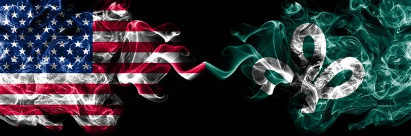 アメリカ アメリカ アメリカ アメリカ アメリカ対日本 宮城県の煙霧の神話の旗が並んで配置されます 濃い色の絹のような抽象的な煙のフラグ — ストック写真