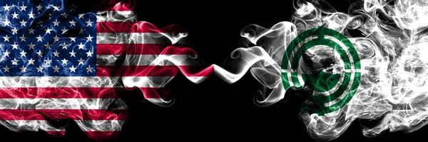 アメリカ アメリカ アメリカ アメリカ アメリカ対日本 オケト 北海道 オホーツク サブ県の煙の神秘的なフラグが並んで配置されます 濃い色の絹のような抽象的な煙のフラグ — ストック写真