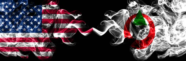 アメリカ アメリカ アメリカ アメリカ アメリカ対日本 北海道 サブ県の煙の神秘的なフラグの横に配置されます 濃い色の絹のような抽象的な煙のフラグ — ストック写真