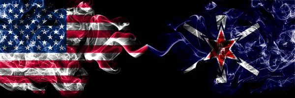 アメリカ アメリカ アメリカ アメリカ アメリカ対日本 北海道 須県の煙霧の旗が並んで配置されます 濃い色の絹のような抽象的な煙のフラグ — ストック写真