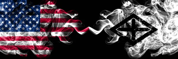 アメリカ アメリカ アメリカ アメリカ アメリカ対日本 新十津川 北海道 須県の煙霧の旗が並んで配置されます 濃い色の絹のような抽象的な煙のフラグ — ストック写真