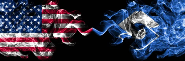 アメリカ アメリカ アメリカ アメリカ アメリカ対日本 静岡の煙霧の旗が並んで配置されます 濃い色の絹のような抽象的な煙のフラグ — ストック写真