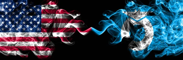 アメリカ アメリカ アメリカ アメリカ アメリカ対日本 宗べつ _北海道 サブ県の煙の神秘的なフラグの横に配置されます 濃い色の絹のような抽象的な煙のフラグ — ストック写真