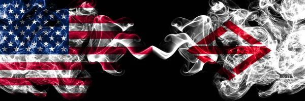 アメリカ アメリカ アメリカ アメリカ アメリカ対日本 神奈川の煙の神秘的な旗が並んで配置されます 濃い色の絹のような抽象的な煙のフラグ — ストック写真