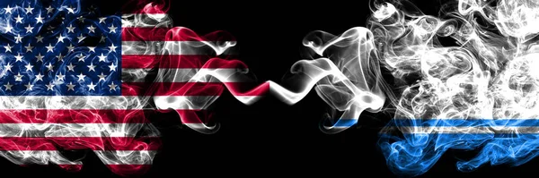 美利坚合众国 美国对俄罗斯 阿尔泰共和国烟熏神秘旗肩并肩放置 浓密的彩色丝状抽象烟旗 — 图库照片