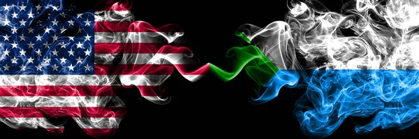 美利坚合众国 美国对俄罗斯 俄罗斯 哈巴罗夫斯克边疆烟熏神秘主义旗帜肩并肩放置 浓密的彩色丝状抽象烟旗 — 图库照片