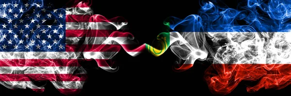 美利坚合众国 美国对俄罗斯 俄罗斯 卡卡西亚的烟熏神秘旗肩并肩放置 浓密的彩色丝状抽象烟旗 — 图库照片
