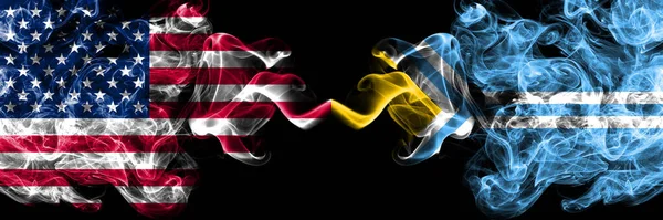 アメリカ アメリカ アメリカ アメリカ アメリカ対ロシア ロシア トゥヴァの煙霧の神秘的な旗が並んで配置されます 濃い色の絹のような抽象的な煙のフラグ — ストック写真
