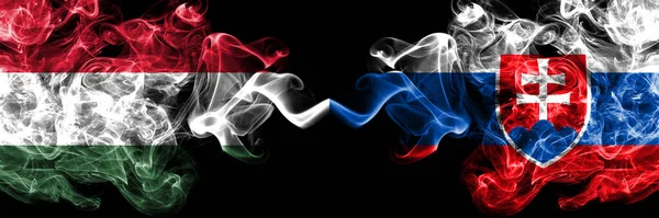 Hungria Hungria Eslováquia Bandeiras Eslovacas Fumegantes Lado Lado — Fotografia de Stock