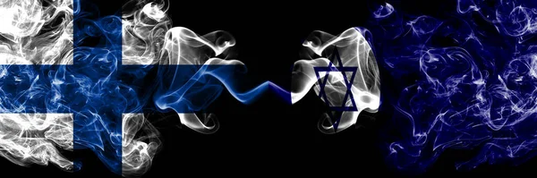 フィンランド フィンランド対イスラエル 民間の煙旗を横に並べる — ストック写真