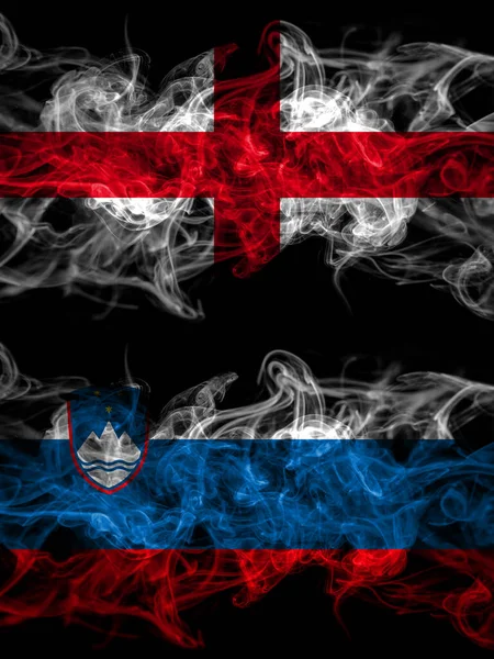 Флаг Англии Англии Словении Страны Словении Дымным Эффектом — стоковое фото
