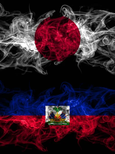 日本和海地的烟熏国旗 — 图库照片