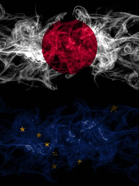 日本和美利坚合众国 阿拉斯加 阿拉斯加和阿拉斯加的烟熏国旗 — 图库照片