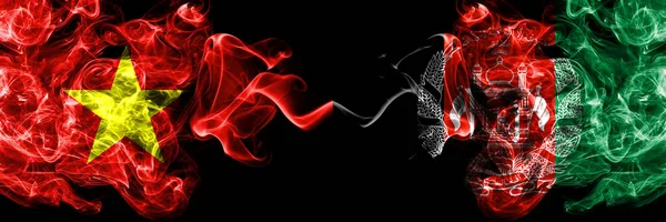 Vietnam, Vietnamlılar Afganistan 'a karşı, Afgan duman bayrakları yan yana.