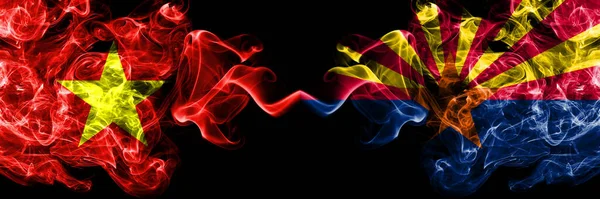 Vietnam, Vietnamlılar Arizona 'ya karşı Duman bayrakları yan yana.