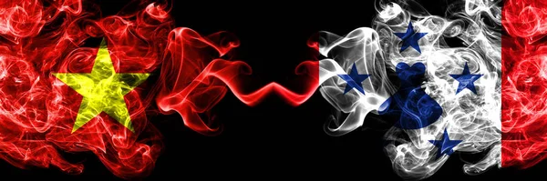 Vietnam, Vietnam ve Austral Adaları yan yana duman bayrakları.