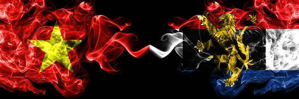 Vietnam, Vietnamlılar Benelux 'a karşı duman bayrakları yan yana.