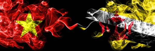 Vietnam, Vietnamlılar Brunei 'ye karşı Bruneian duman bayrakları yan yana.