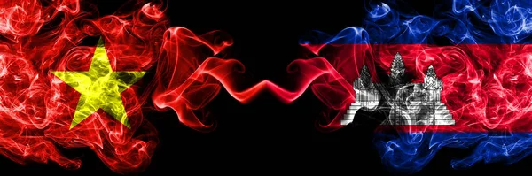 Vietnam, Vietnam Kamboçya 'ya karşı, Kamboçya, Khmer yan yana duman bayrakları.