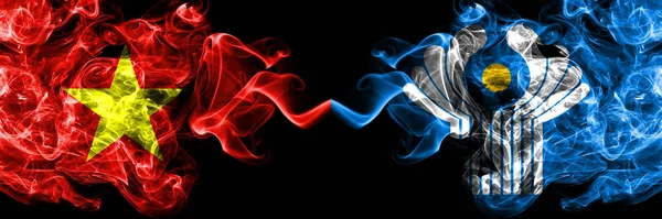 Vietnam, Vietnamlı Cumhuriyetçilere karşı yan yana duman bayrakları.